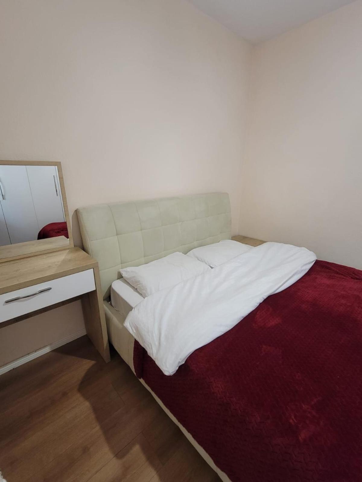 Апартаменты Ajla Komuna Apartament Тирана Экстерьер фото
